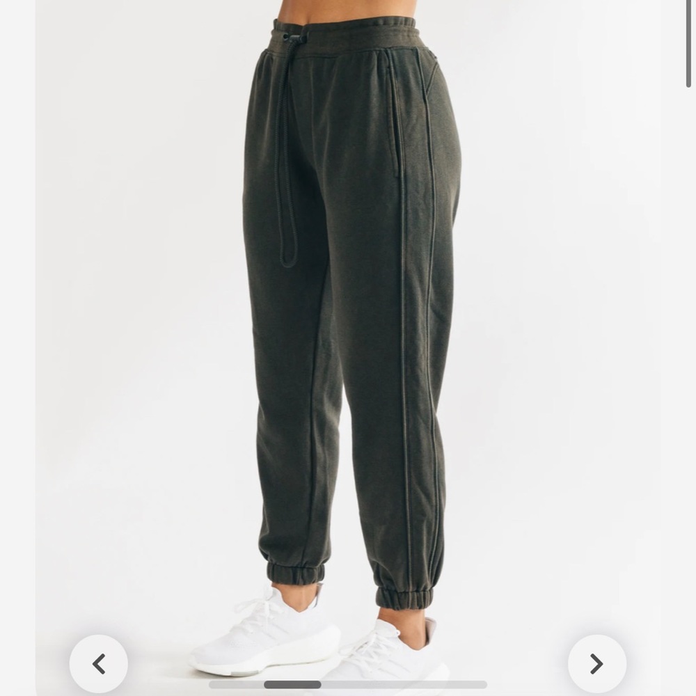 Alphalete / ESSENTIAL OVERSIZED JOGGER / XS